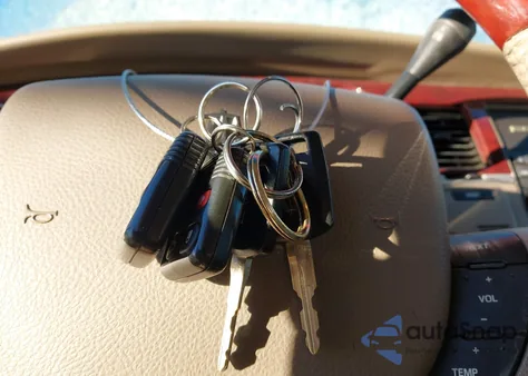 2005 Lincoln Town Car Signature Limited from USA, damaged, VIN 1LNHM82W65Y637633